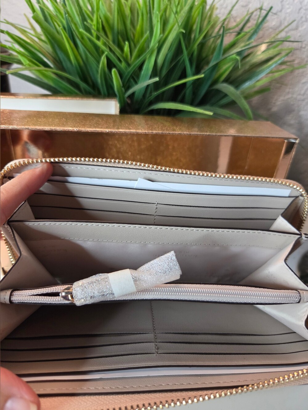 Kate Spade Gold Glitter Zip-Around Wallet With Box - Picture 4 of 8
